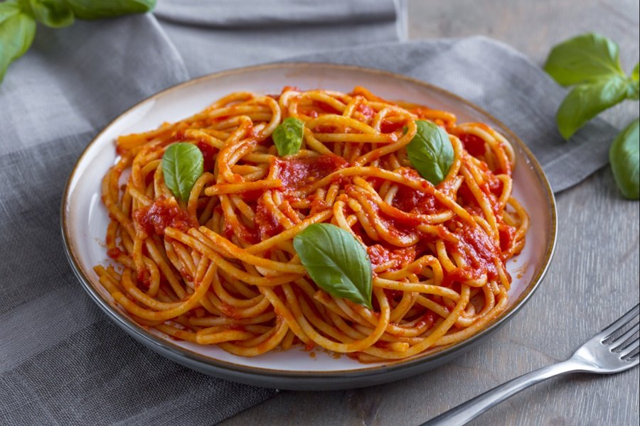 This image has an empty alt attribute; its file name is spaghetti-with-tomato-sauce.jpg